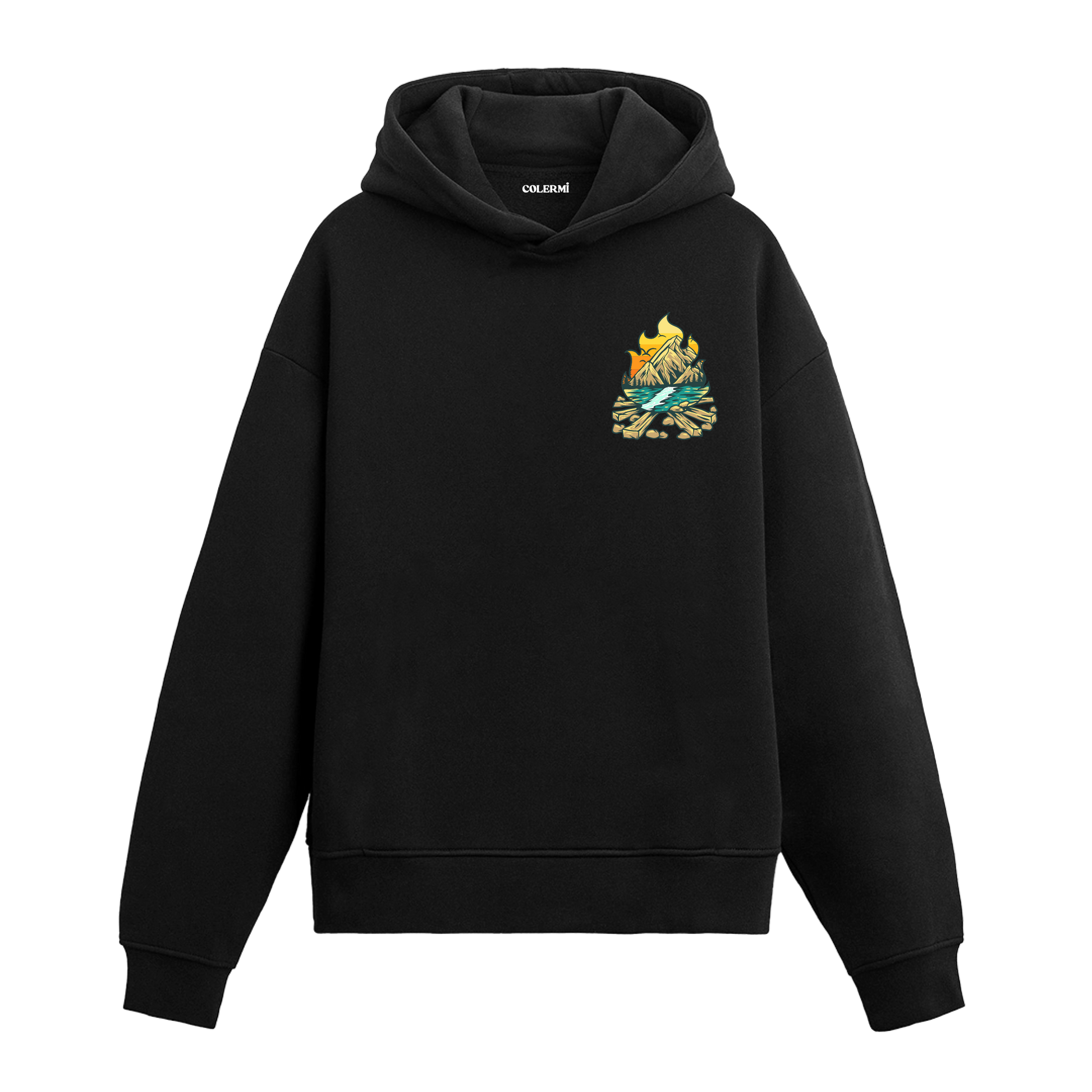 Siyah hoodie üzerinde kamp ateşi ve dağ tasarımı