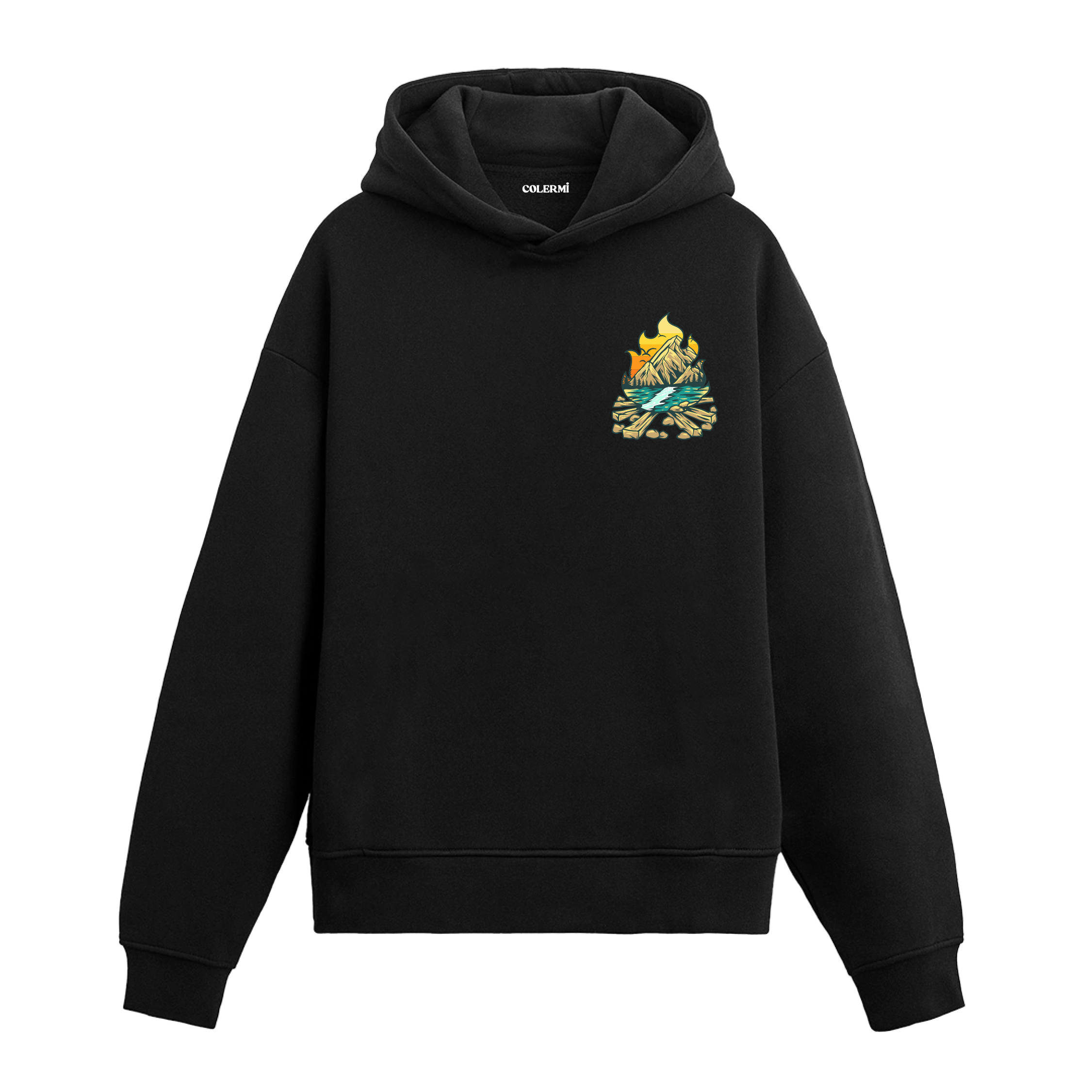 Siyah hoodie üzerinde kamp ateşi ve dağ tasarımı