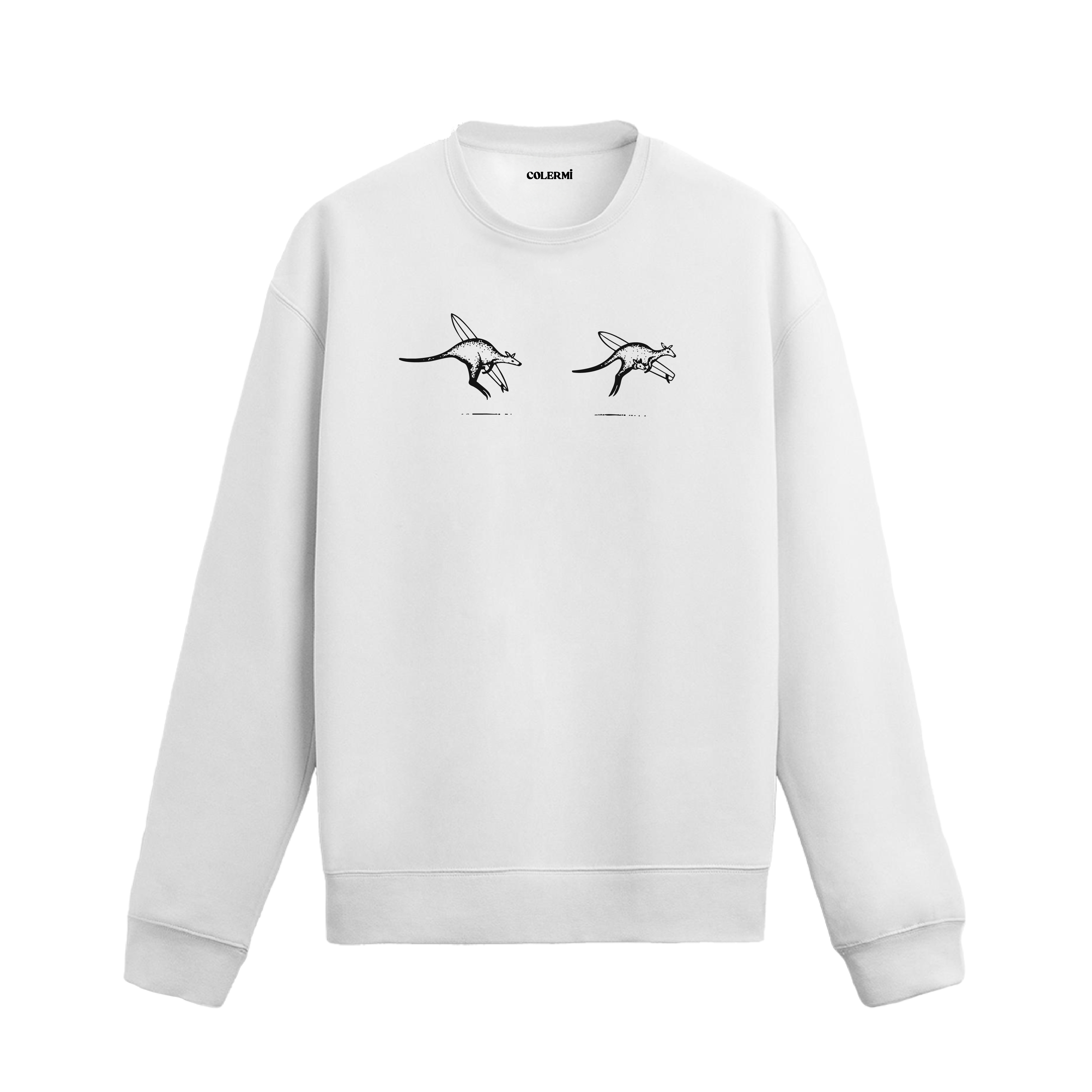 Sörf tahtası taşıyan kangurular ve yavru kangurulu sahneye sahip Colermi sweatshirt.