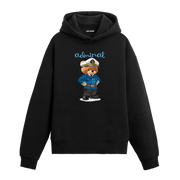 Kaptan üniforması ve şapkası giymiş, ellerini beline koyan ayıcık baskılı hoodie tasarımı.