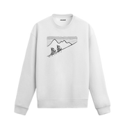 Kayaklarını sırtına alarak dağa tırmanan iki papağan figürlü Colermi sweatshirt.