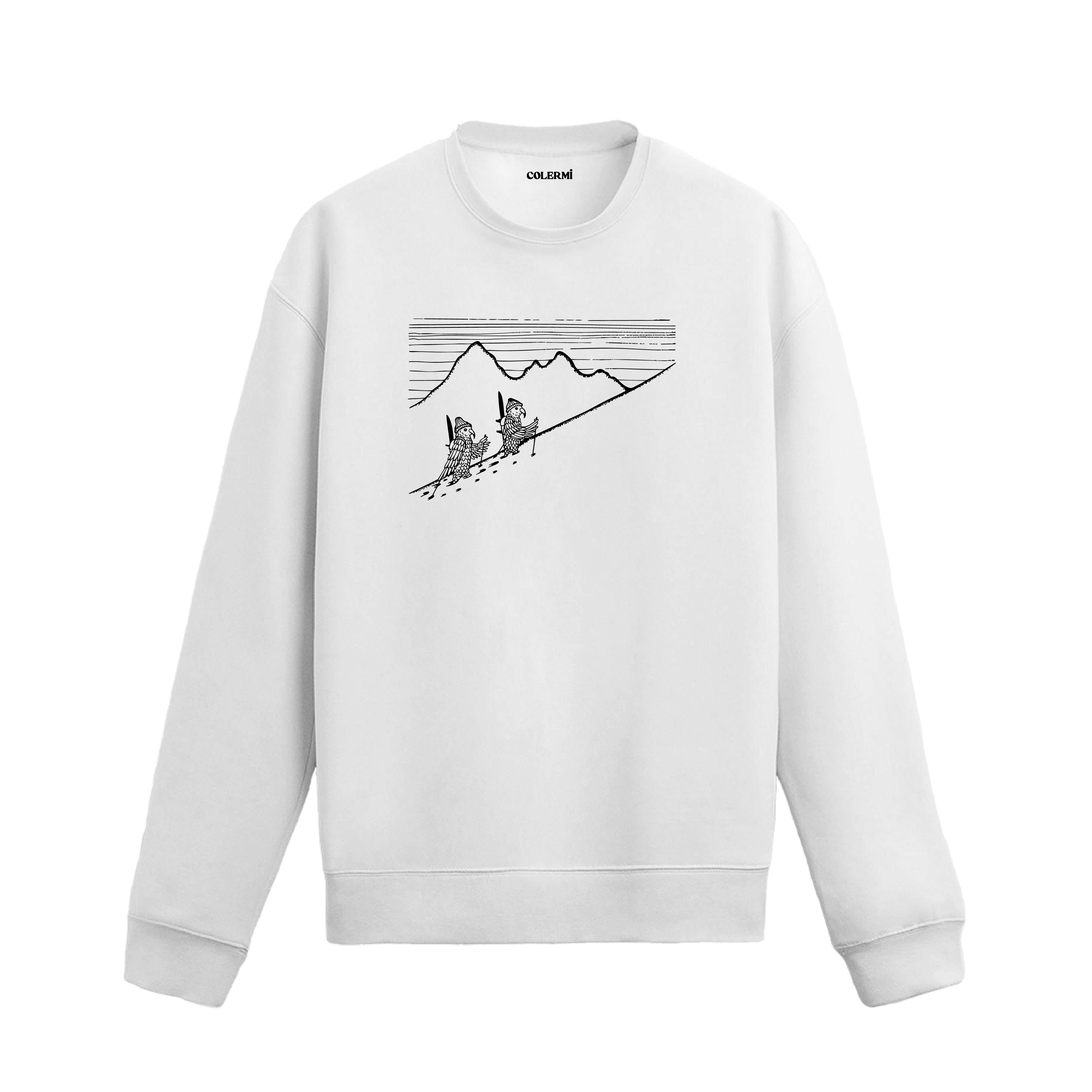 Kayaklarını sırtına alarak dağa tırmanan iki papağan figürlü Colermi sweatshirt.