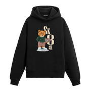 Kaykayını taşıyan, rahat kıyafetler giymiş kaykaycı ayıcık baskılı hoodie tasarımı.