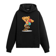 Havada kaykay yapan ayıcık figürlü hoodie tasarımı.