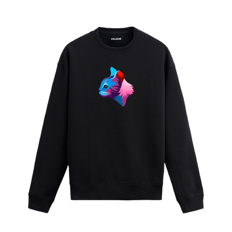 Siyah sweatshirt üzerinde yan profilden bakışlı renkli kedi tasarımı.