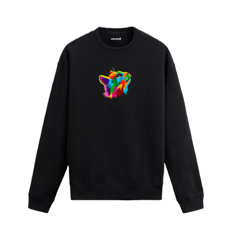 Siyah sweatshirt üzerinde yukarı bakan renkli kedi tasarımı.