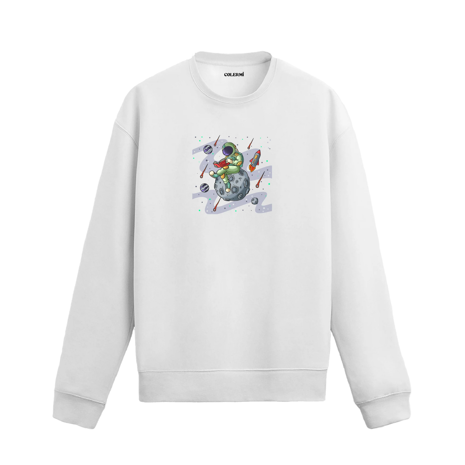 Kitap okuyan astronot baskılı Colermi sweatshirt, uzay temalı arka planla birlikte