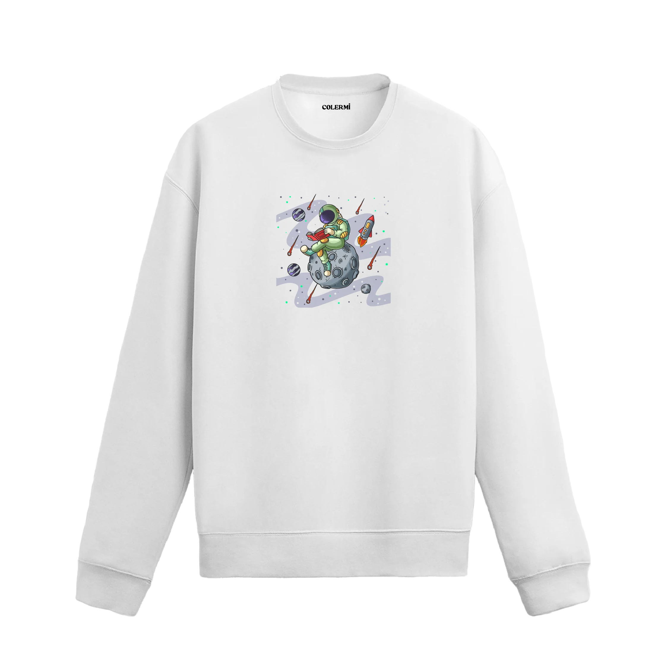 Kitap okuyan astronot baskılı Colermi sweatshirt, uzay temalı arka planla birlikte