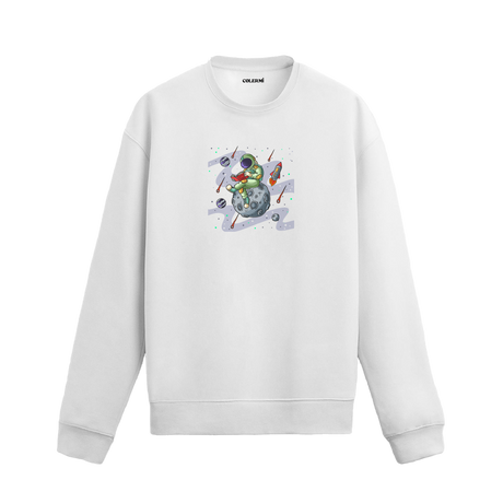Kitap okuyan astronot baskılı Colermi sweatshirt, uzay temalı arka planla birlikte