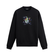 Kitap okuyan astronot baskılı Colermi sweatshirt, uzay temalı arka planla birlikte