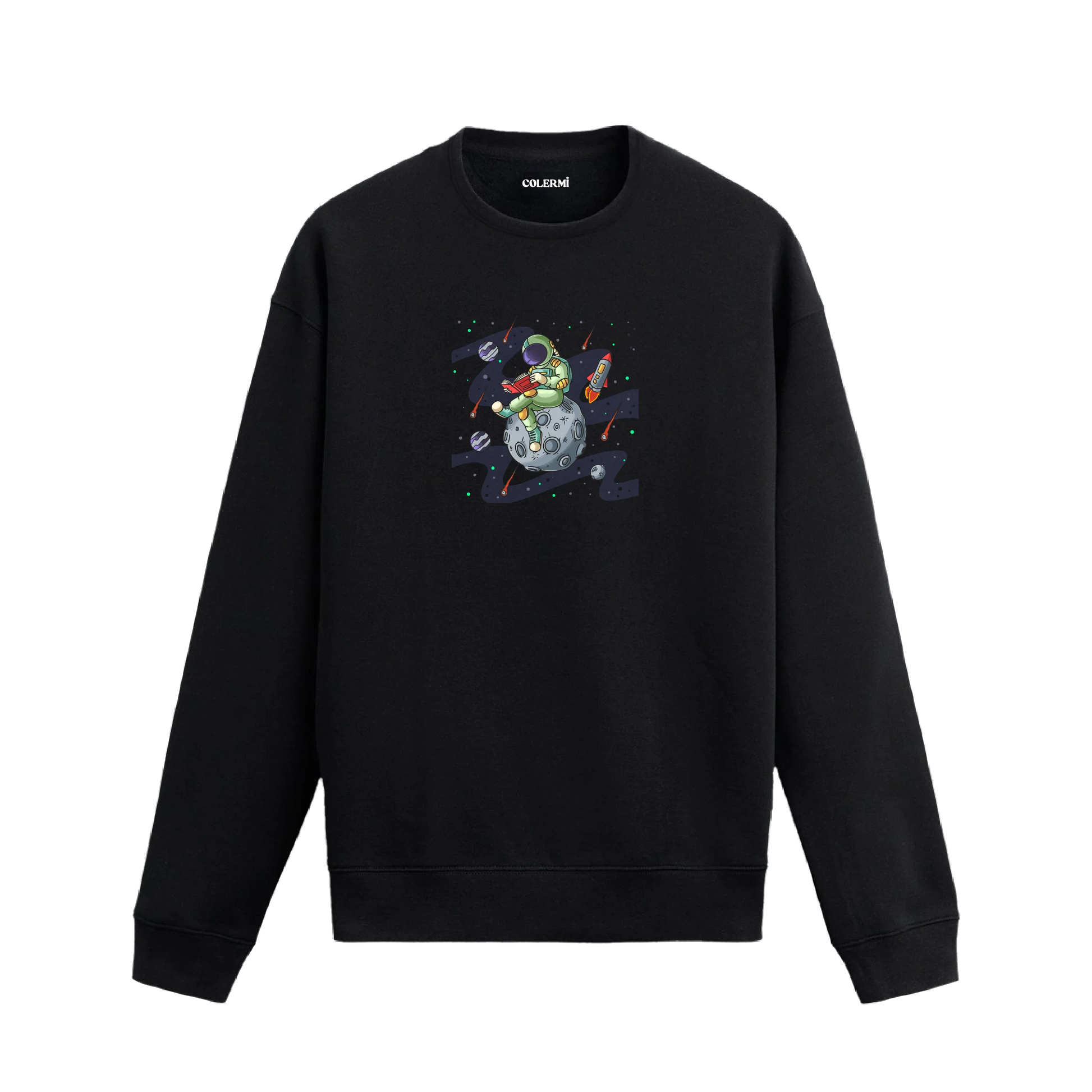 Kitap okuyan astronot baskılı Colermi sweatshirt, uzay temalı arka planla birlikte