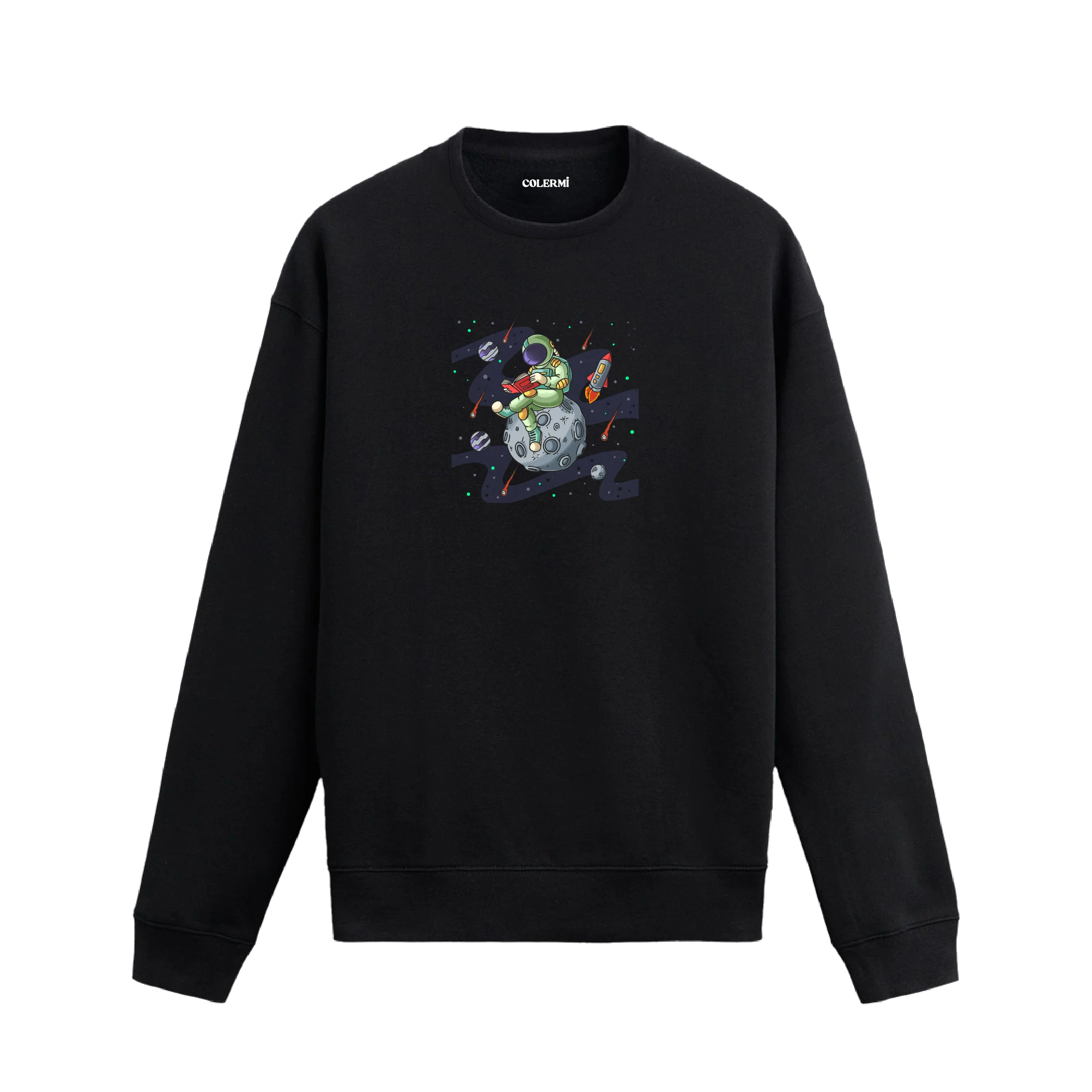 Kitap okuyan astronot baskılı Colermi sweatshirt, uzay temalı arka planla birlikte