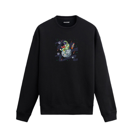 Kitap okuyan astronot baskılı Colermi sweatshirt, uzay temalı arka planla birlikte
