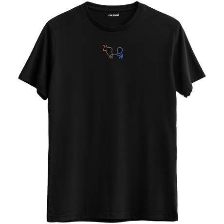 Koç ve Kova burcunun simgelerini içeren ince çizgilerle tasarlanmış Bisiklet Yaka T-Shirt.