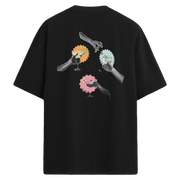 Kokteyl bardakları tutan illüstratif el figürlü, renkli blok detaylı sırt baskılı oversize tişört