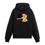 Sarı dövüş kıyafetiyle kılıç tutan kung fu ayıcık figürlü hoodie tasarımı.