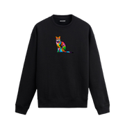 Siyah sweatshirt üzerinde leopar desenli renkli kedi baskısı.