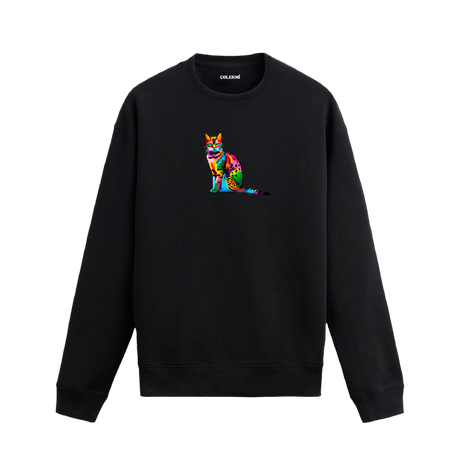 Siyah sweatshirt üzerinde leopar desenli renkli kedi baskısı.