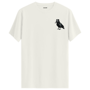 Ekru tişört üzerinde Lord Crow şapkalı karga baskısı