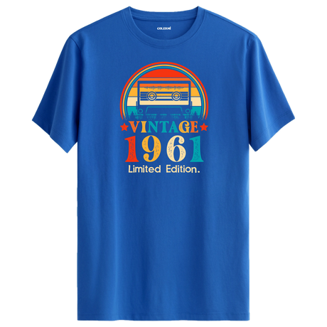 Mavi vintage t-shirt, 60’ların müzik kültürüne gönderme yapıyor.