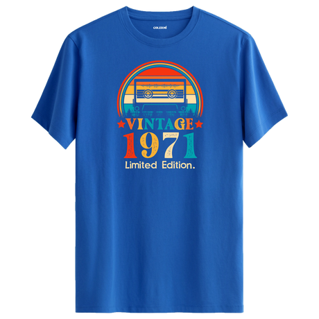 Mavi vintage t-shirt, 1971’in müzik ruhunu zamansız bir stille buluşturuyor.