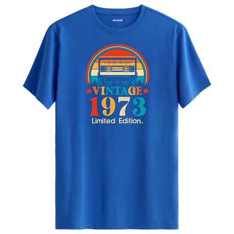 Mavi vintage t-shirt, 1973’ün müzik kültürünü modern tarzla buluşturuyor.