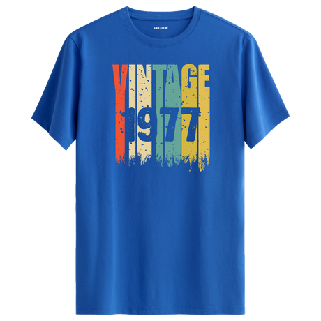1977 yılına ait vintage tarzda, retro renk bloklarıyla tasarlanmış siyah t-shirt.