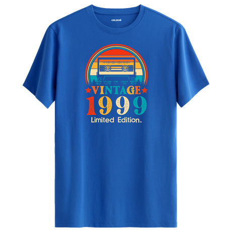 Mavi vintage t-shirt, 1999 kaset çalar baskısıyla müziğin ruhunu taşıyan retro tişört.