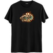 Siyah tişört üzerinde futuristik MechaFish mekanik balık tasarımı