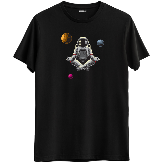 Meditasyon yapan astronot ve etrafında gezegenlerin yer aldığı uzay temalı tişört tasarımı