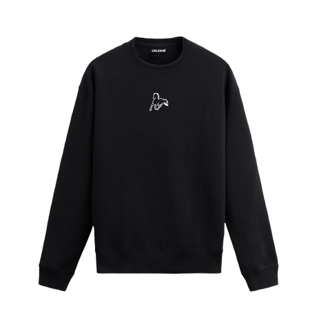 Siyah sweatshirt üzerinde göğüs kısmında beyaz çizgiyle işlenmiş minimal at figürü bulunan tasarım.