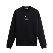 Siyah sweatshirt üzerinde sarı güneş ve altında "Be Happy!" yazısı.