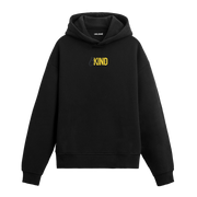 Siyah hoodie üzerinde Be Kind yazısı baskısı