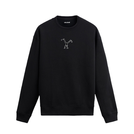 Siyah sweatshirt üzerinde göğüs kısmında beyaz çizgilerle oluşturulmuş minimal hareketli figür tasarımı.