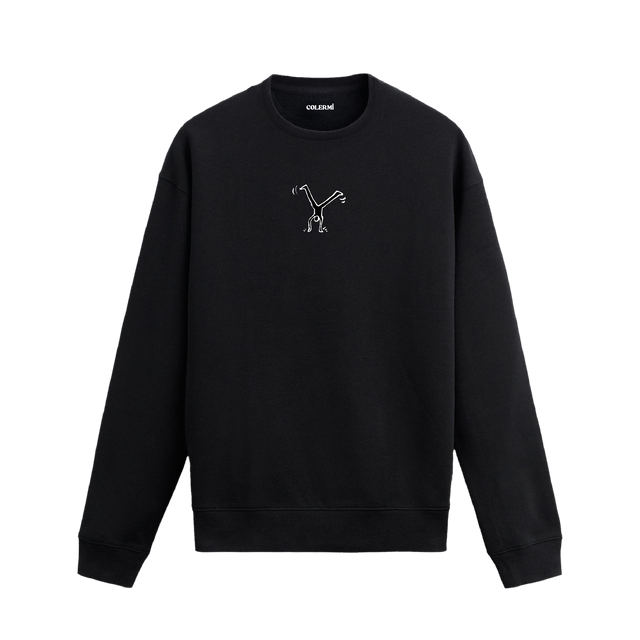 Siyah sweatshirt üzerinde göğüs kısmında beyaz çizgilerle oluşturulmuş minimal hareketli figür tasarımı.