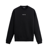Siyah sweatshirt üzerinde minimal "COFFEE" yazısı detayı.