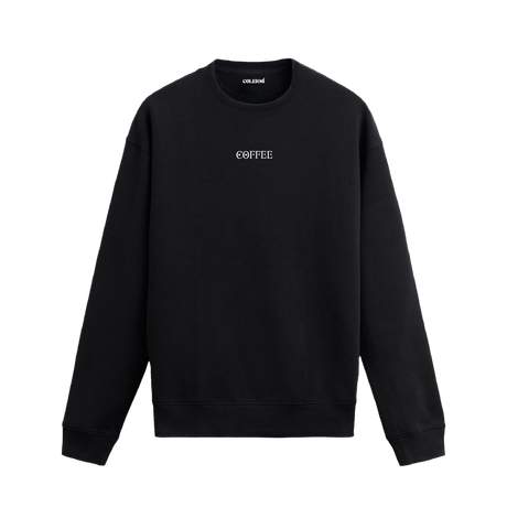Siyah sweatshirt üzerinde minimal "COFFEE" yazısı detayı.