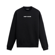 Siyah sweatshirt üzerinde göğüs kısmında beyaz yazı ile "DEEP HOUSE" ifadesi bulunan minimal tasarım.