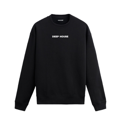 Siyah sweatshirt üzerinde göğüs kısmında beyaz yazı ile "DEEP HOUSE" ifadesi bulunan minimal tasarım.