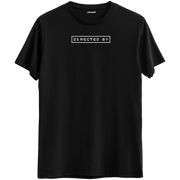 Kendi hikâyesini yazanlar için tasarlanmış "Directed By" baskılı siyah Bisiklet Yaka T-Shirt.