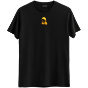 Gizemin ve cool tarzın birleştiği minimal kapüşonlu karakter baskılı siyah Bisiklet Yaka T-Shirt.