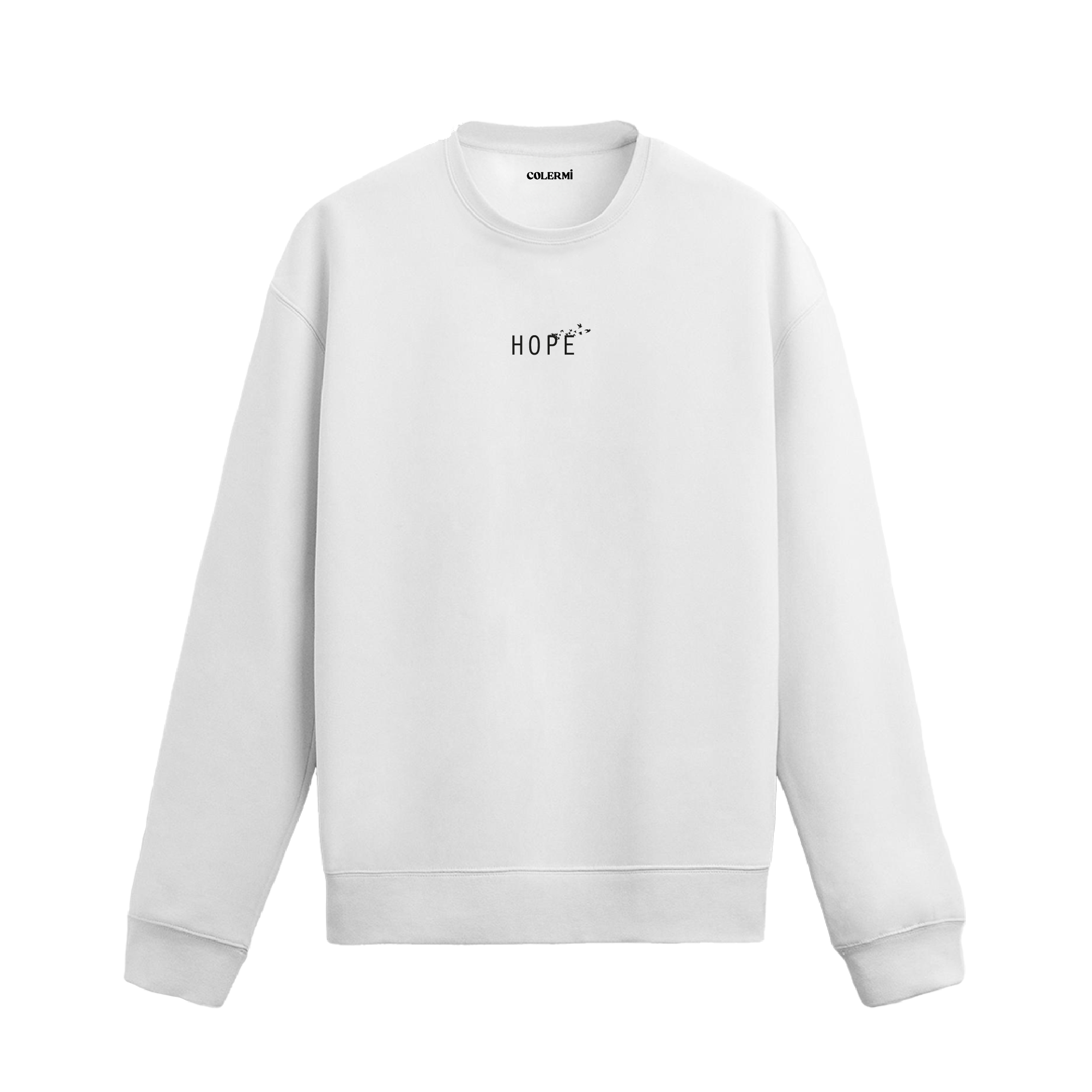 beyaz sweatshirt üzerinde göğüs kısmında beyaz "HOPE" yazısı ve üzerinde uçan küçük kuş figürleri bulunan minimal tasarım.