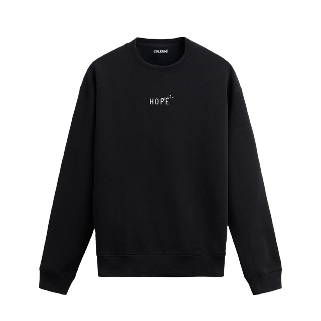 Siyah sweatshirt üzerinde göğüs kısmında beyaz "HOPE" yazısı ve üzerinde uçan küçük kuş figürleri bulunan minimal tasarım.