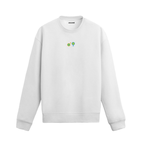 Siyah sweatshirt üzerinde minimal kadın ve erkek sembolleri detayı.