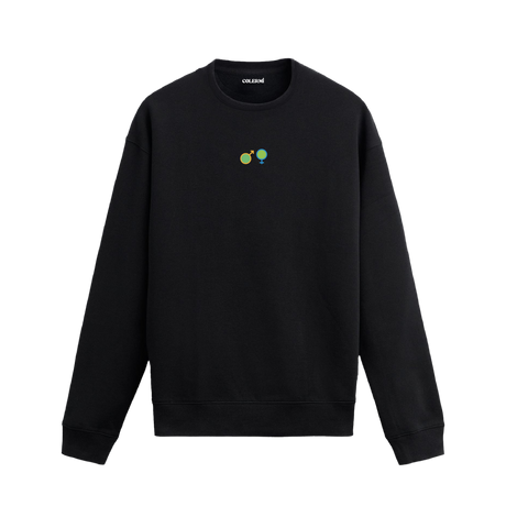 Siyah sweatshirt üzerinde minimal kadın ve erkek sembolleri detayı.