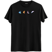 Özgürlüğün ve gelişimin sembolü olan minimal kanat baskılı siyah Bisiklet Yaka T-Shirt.