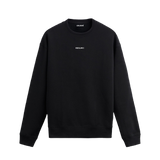 Siyah sweatshirt üzerinde göğüs kısmında küçük puntolu beyaz "RESUME" yazısı bulunan minimal tasarım.