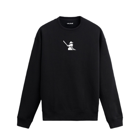 Siyah sweatshirt üzerinde beyaz minimal samuray tasarımı.