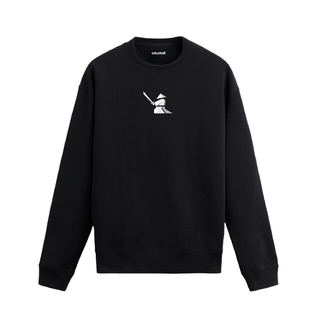 Siyah sweatshirt üzerinde beyaz minimal samuray tasarımı.