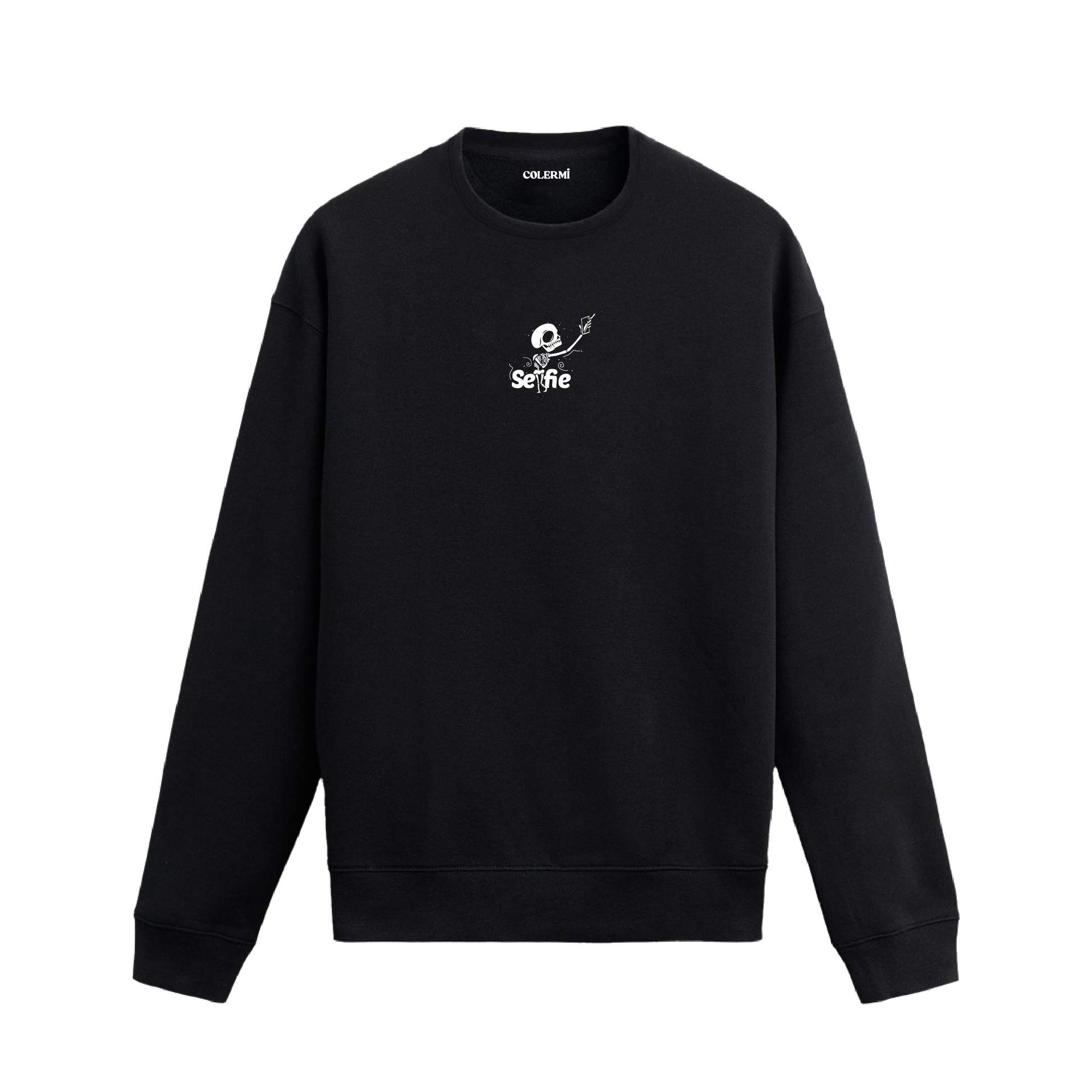 Siyah sweatshirt üzerinde beyaz renkli minimal selfie figürü ve "selfie" yazısı.